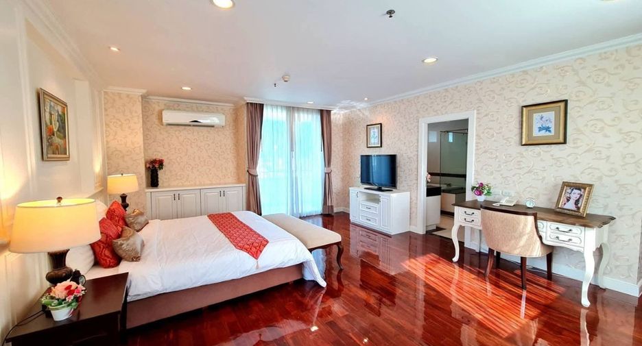 For rent 4 bedrooms condo in Watthana, Bangkok