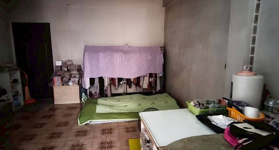 For sale 3 bedrooms retail Space in Huai Khwang, Bangkok