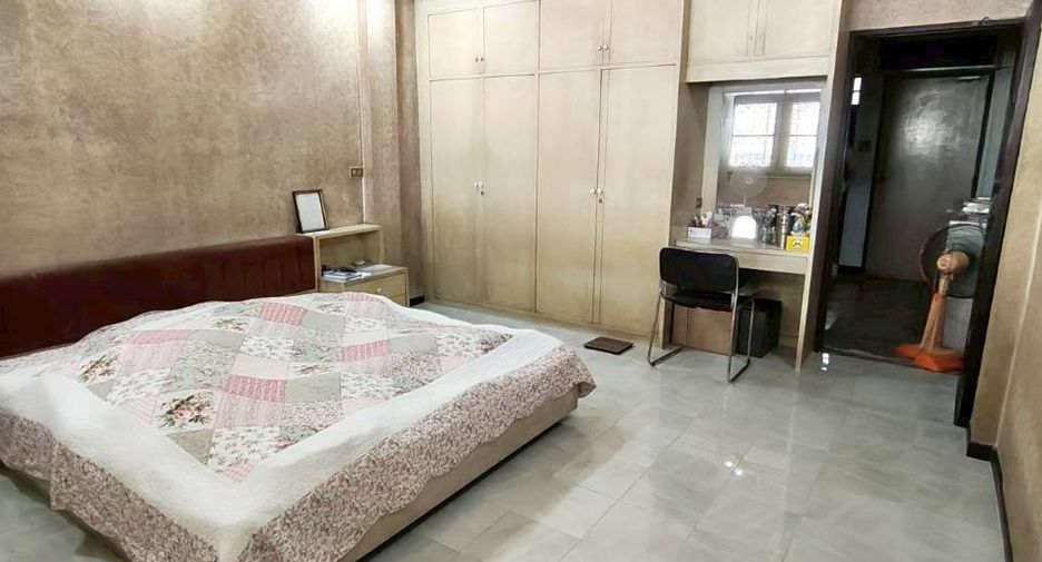 For sale 3 bedrooms retail Space in Huai Khwang, Bangkok