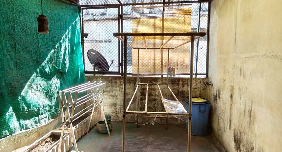 For sale 3 bedrooms retail Space in Huai Khwang, Bangkok
