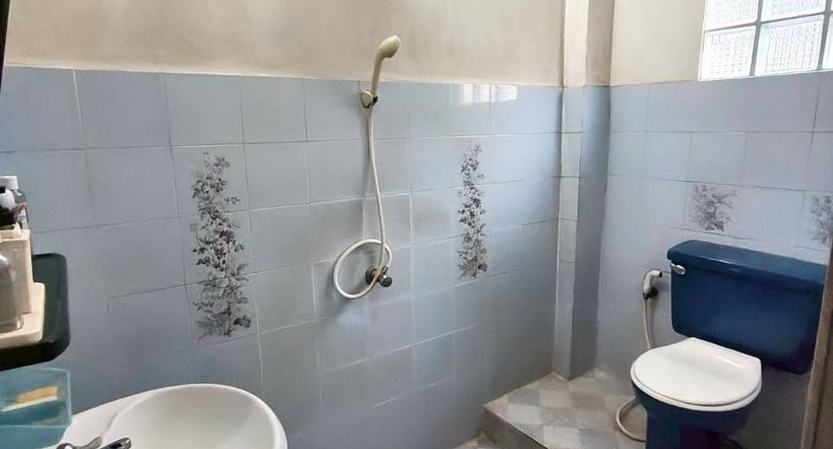 For sale 3 bedrooms retail Space in Huai Khwang, Bangkok