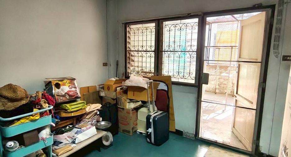 For sale 3 bedrooms retail Space in Huai Khwang, Bangkok