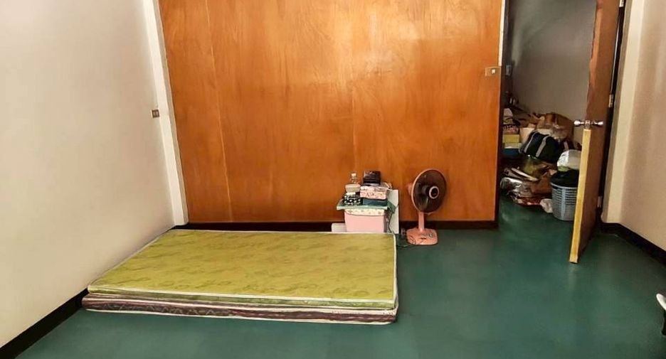 For sale 3 bedrooms retail Space in Huai Khwang, Bangkok