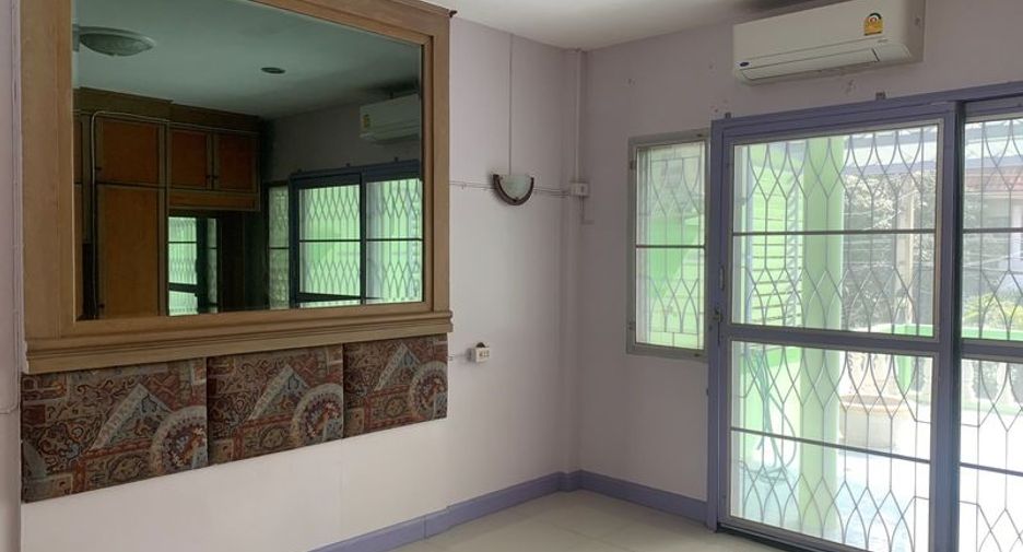 For sale 3 bedrooms townhouse in Lat Krabang, Bangkok