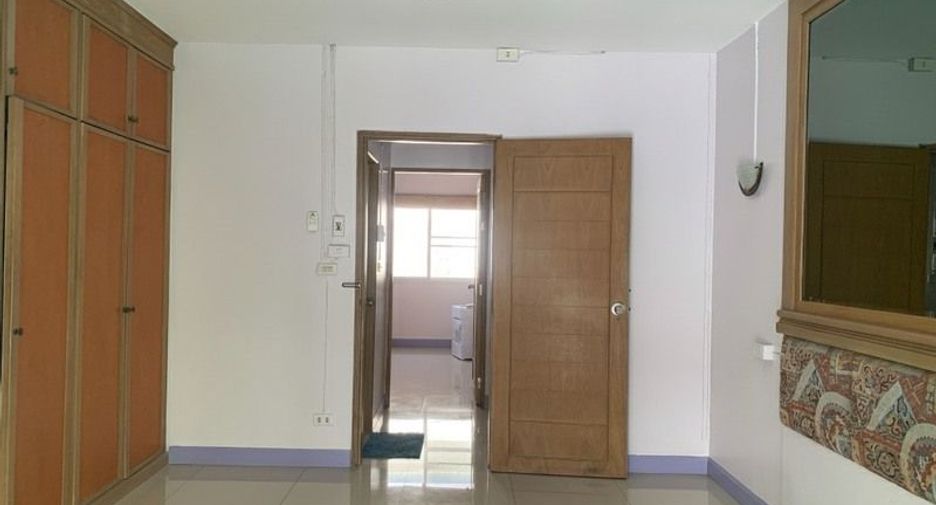 For sale 3 bedrooms townhouse in Lat Krabang, Bangkok
