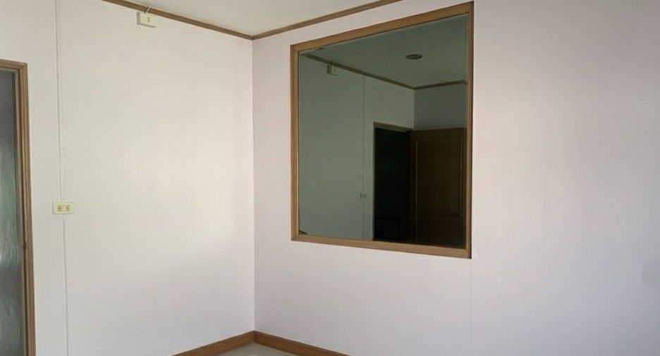 For sale 3 bedrooms townhouse in Lat Krabang, Bangkok