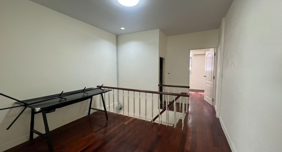 For sale 2 bedrooms townhouse in Huai Khwang, Bangkok