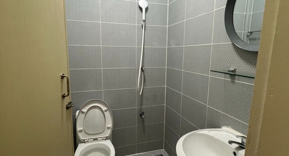 For sale 2 bedrooms townhouse in Huai Khwang, Bangkok