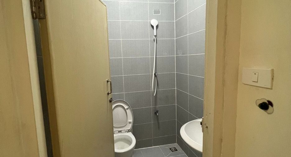 For sale 2 bedrooms townhouse in Huai Khwang, Bangkok