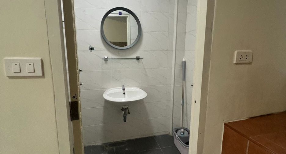 For sale 2 bedrooms townhouse in Huai Khwang, Bangkok
