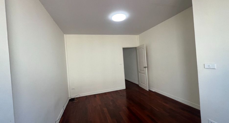 For sale 2 bedrooms townhouse in Huai Khwang, Bangkok