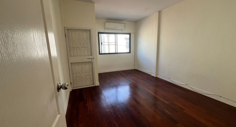 For sale 2 bedrooms townhouse in Huai Khwang, Bangkok