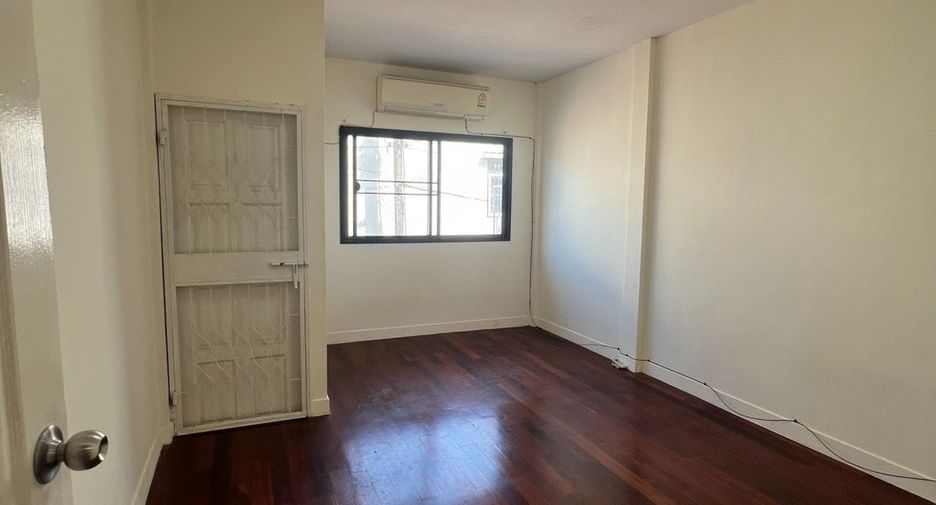 For sale 2 bedrooms townhouse in Huai Khwang, Bangkok