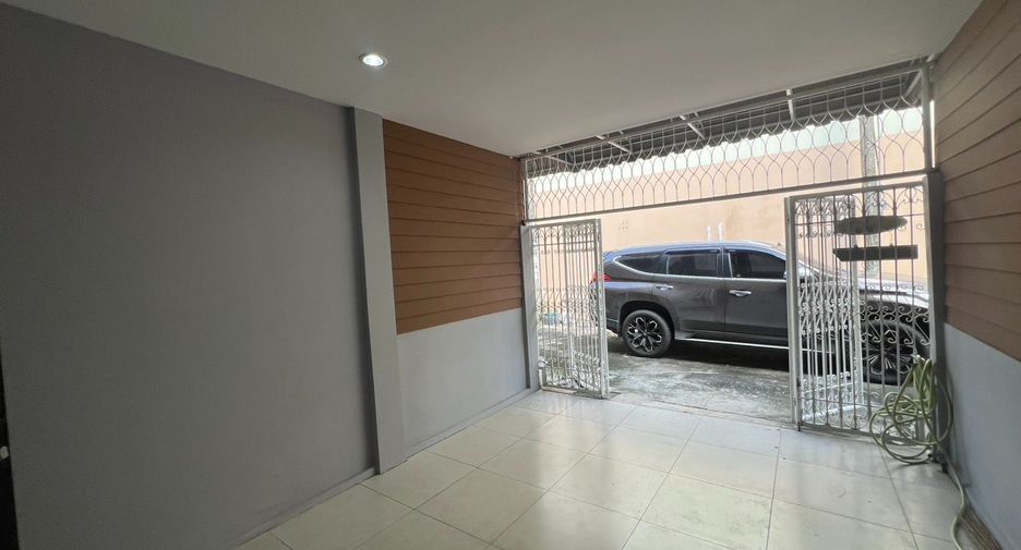 For sale 2 bedrooms townhouse in Huai Khwang, Bangkok