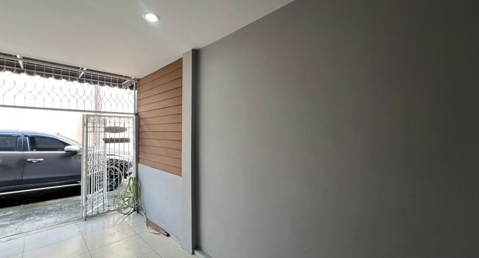 For sale 2 bedrooms townhouse in Huai Khwang, Bangkok