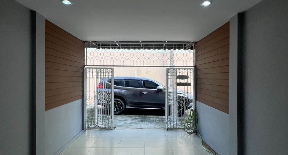 For sale 2 bedrooms townhouse in Huai Khwang, Bangkok