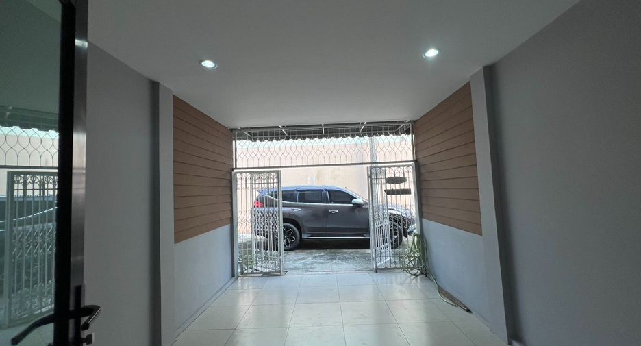 For sale 2 bedrooms townhouse in Huai Khwang, Bangkok