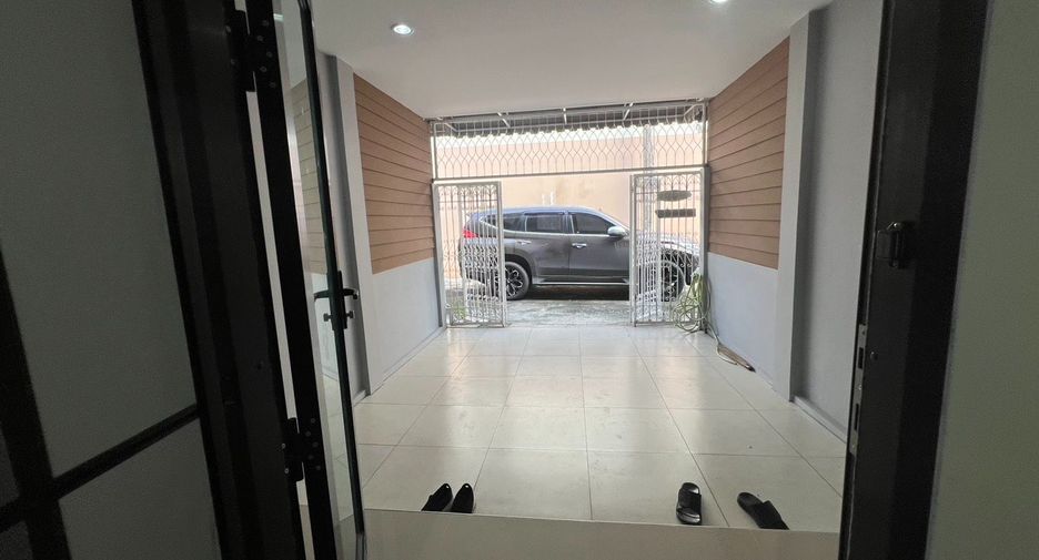 For sale 2 bedrooms townhouse in Huai Khwang, Bangkok