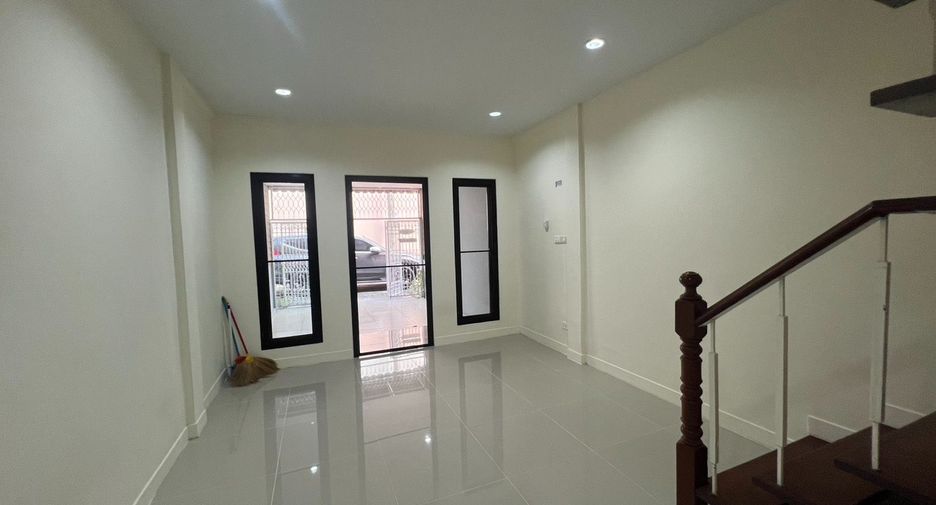 For sale 2 bedrooms townhouse in Huai Khwang, Bangkok