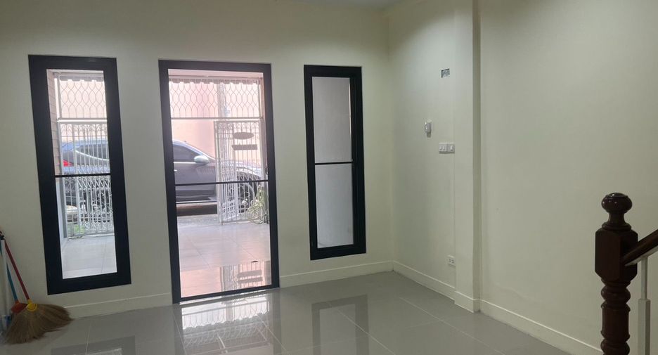 For sale 2 bedrooms townhouse in Huai Khwang, Bangkok