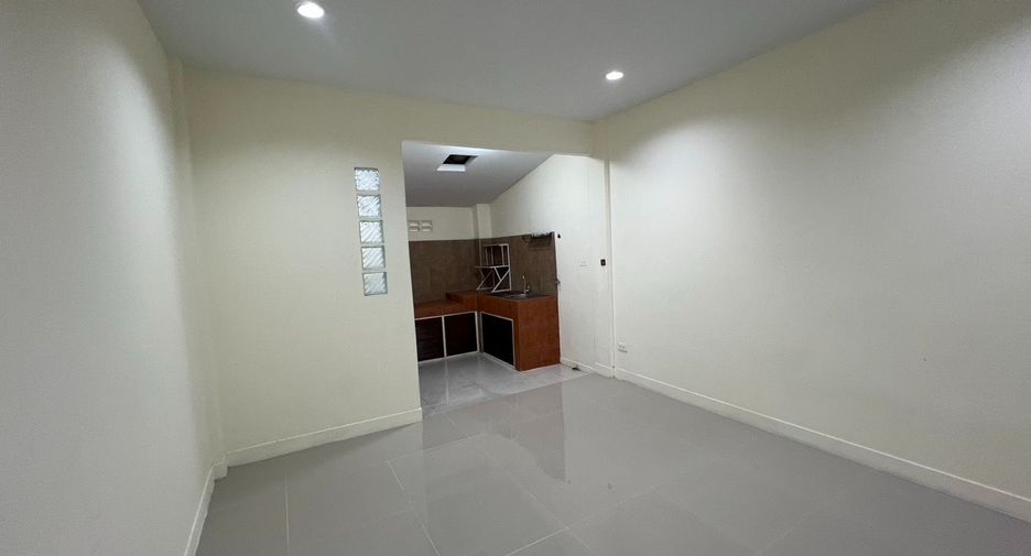 For sale 2 bedrooms townhouse in Huai Khwang, Bangkok