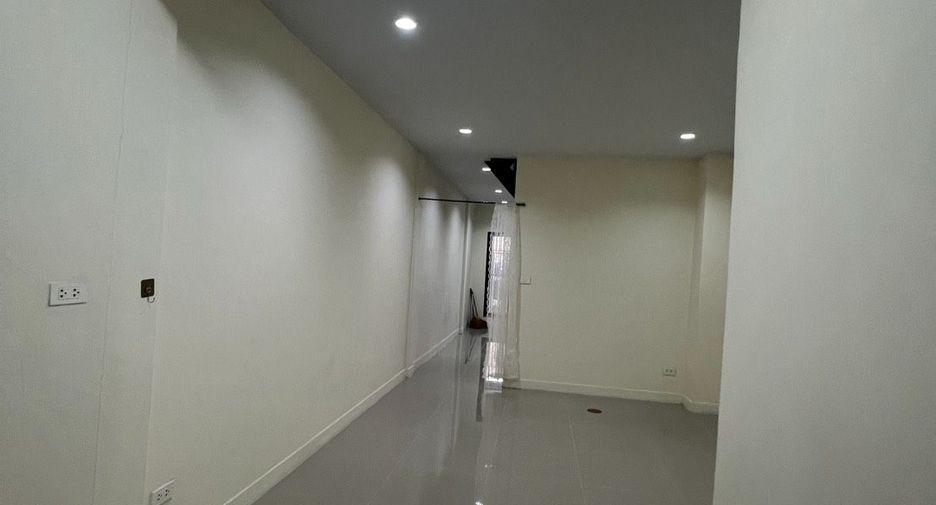 For sale 2 bedrooms townhouse in Huai Khwang, Bangkok