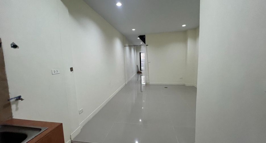 For sale 2 bedrooms townhouse in Huai Khwang, Bangkok