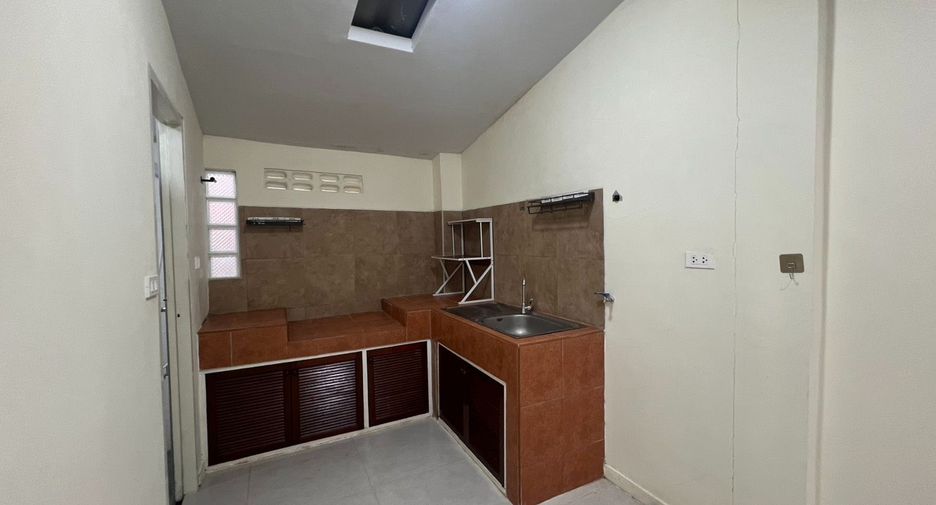 For sale 2 bedrooms townhouse in Huai Khwang, Bangkok