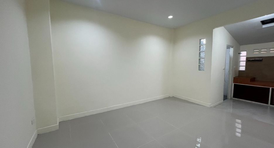 For sale 2 bedrooms townhouse in Huai Khwang, Bangkok