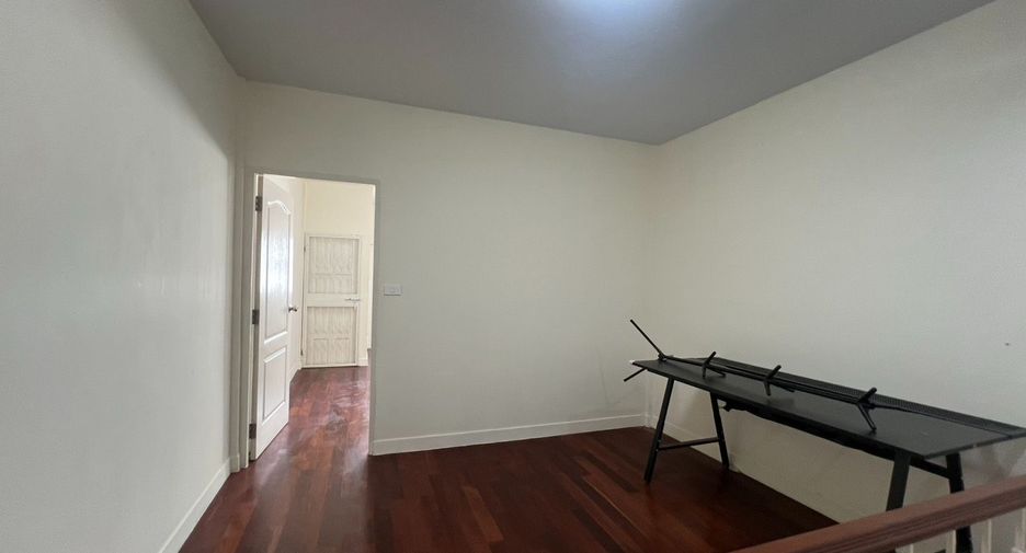 For sale 2 bedrooms townhouse in Huai Khwang, Bangkok
