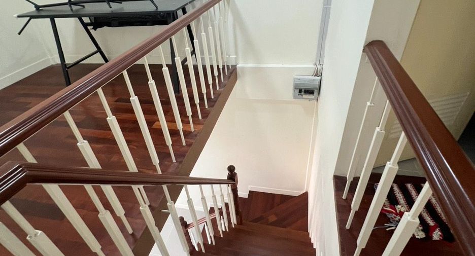 For sale 2 bedrooms townhouse in Huai Khwang, Bangkok
