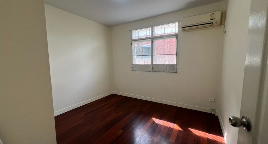 For sale 2 bedrooms townhouse in Huai Khwang, Bangkok