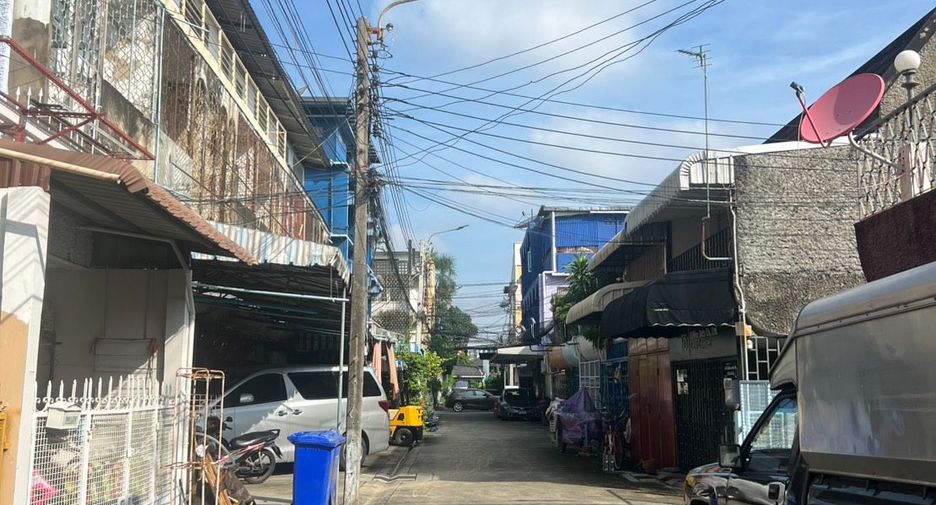 For sale 2 bedrooms townhouse in Huai Khwang, Bangkok