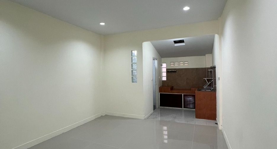 For sale 2 bedrooms townhouse in Huai Khwang, Bangkok