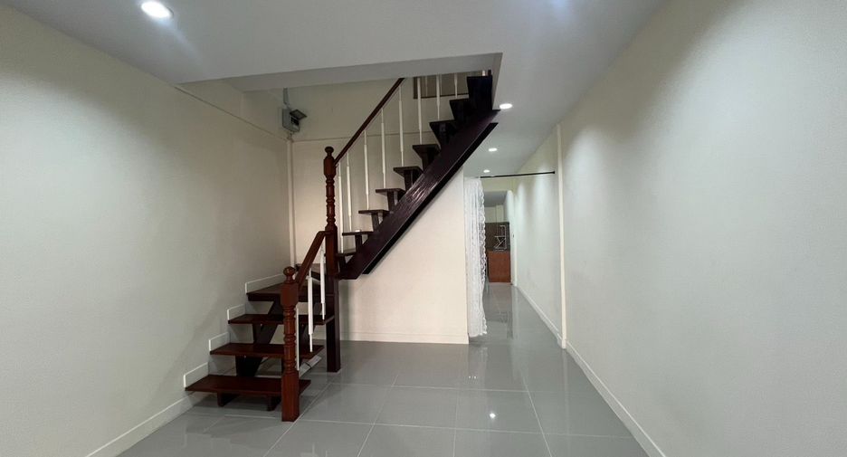 For sale 2 bedrooms townhouse in Huai Khwang, Bangkok