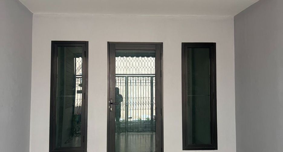For sale 2 bedrooms townhouse in Huai Khwang, Bangkok