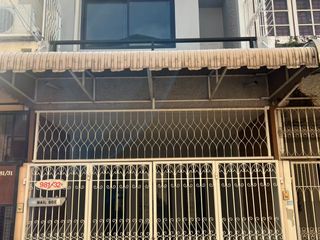 出售 2 卧室 联排别墅 在 Huai Khwang, 曼谷