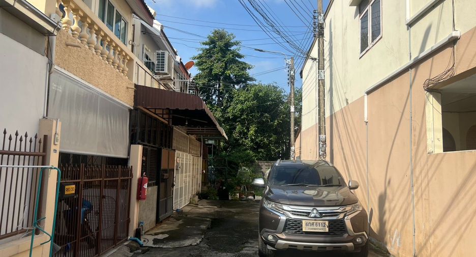 For sale 2 bedrooms townhouse in Huai Khwang, Bangkok