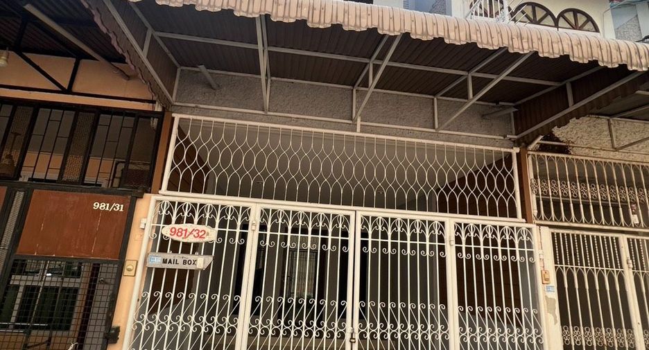 For sale 2 bedrooms townhouse in Huai Khwang, Bangkok