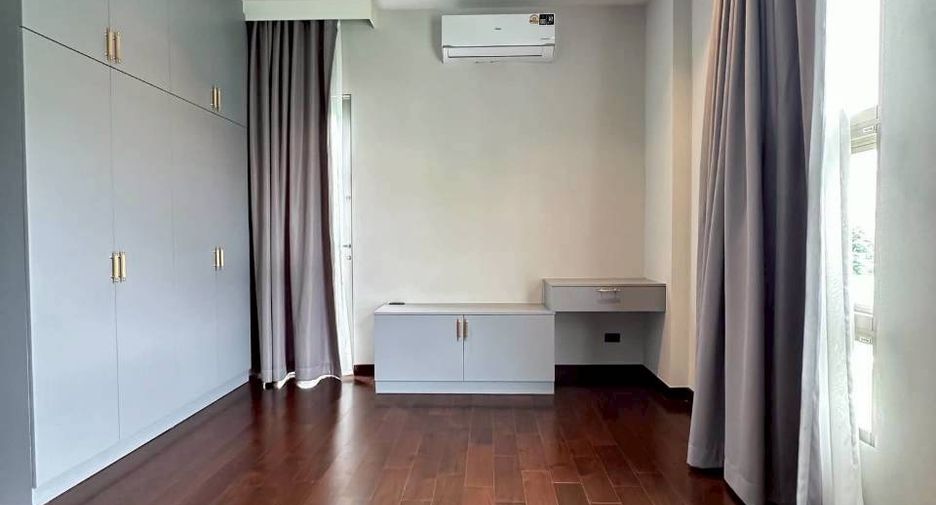 Casa en alquiler y en venta de 4 habitaciones en Lat Krabang, Bangkok