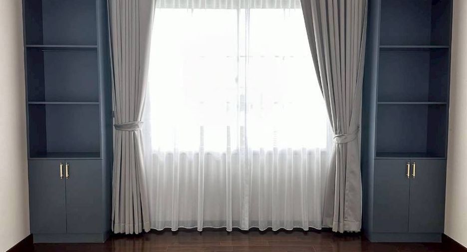 Casa en alquiler y en venta de 4 habitaciones en Lat Krabang, Bangkok