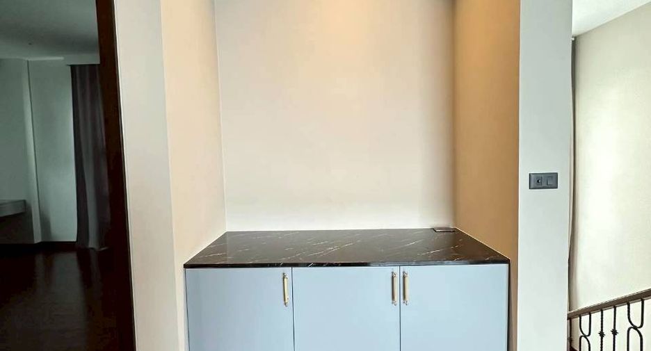 Casa en alquiler y en venta de 4 habitaciones en Lat Krabang, Bangkok