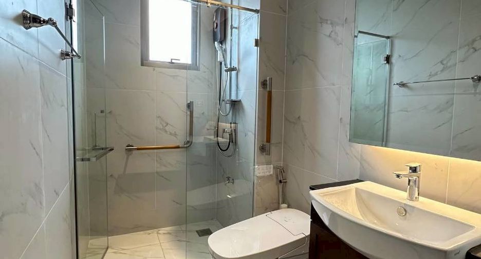 Casa en alquiler y en venta de 4 habitaciones en Lat Krabang, Bangkok