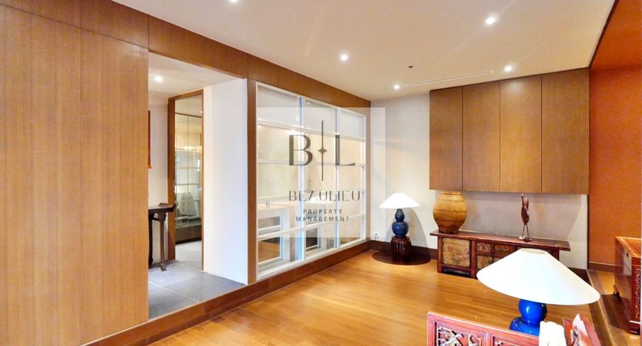 For rent 2 bedrooms condo in Sathon, Bangkok