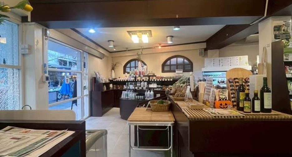 For rent 4 bedrooms retail Space in Khlong Toei, Bangkok