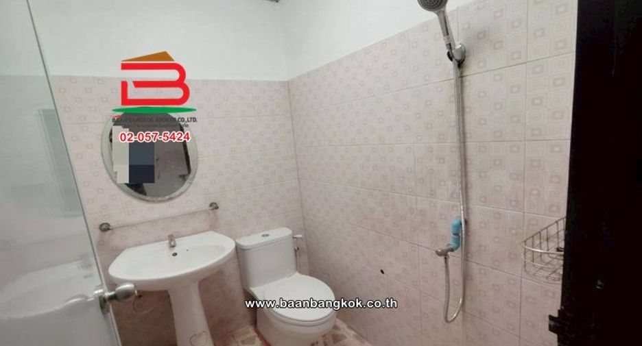 For sale 2 bedrooms townhouse in Sam Khok, Pathum Thani