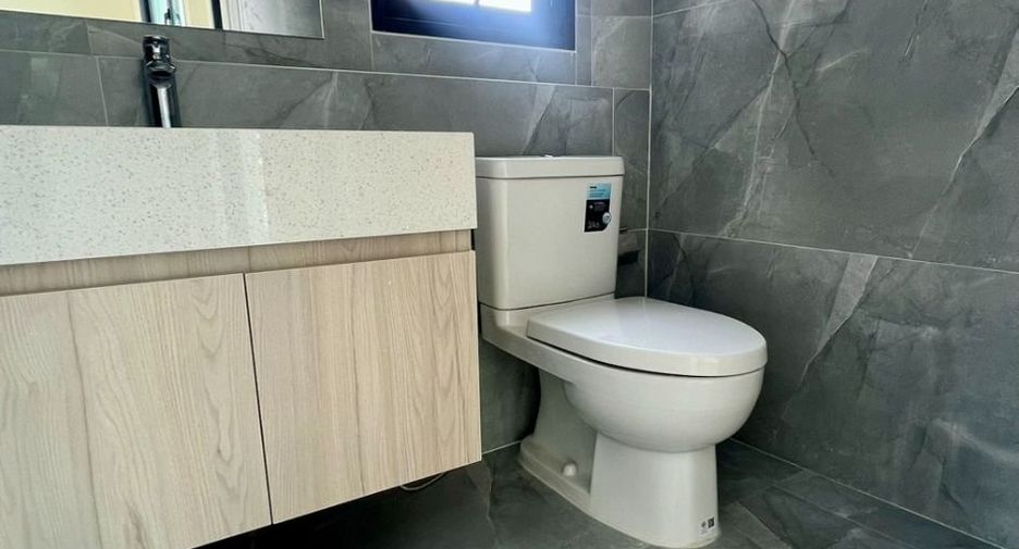 For sale 3 bedrooms townhouse in Bang Na, Bangkok