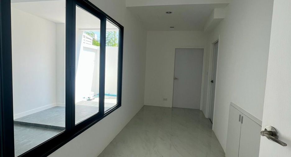 For sale 3 bedrooms townhouse in Bang Na, Bangkok