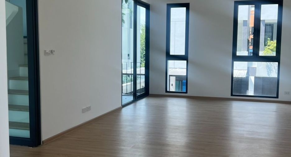 For sale 3 bedrooms townhouse in Bang Na, Bangkok