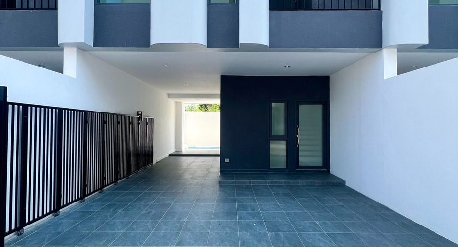For sale 3 bedrooms townhouse in Bang Na, Bangkok